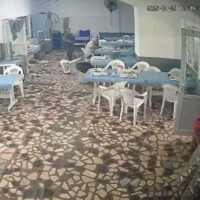 Biri bayıldı diğeri yemeğe devam etti